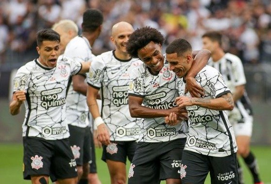 Corinthians derrota o Santos e vai ao G4