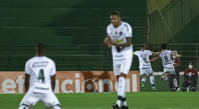 Goiás vence o Guarani e garante volta à Série A do Brasileirão