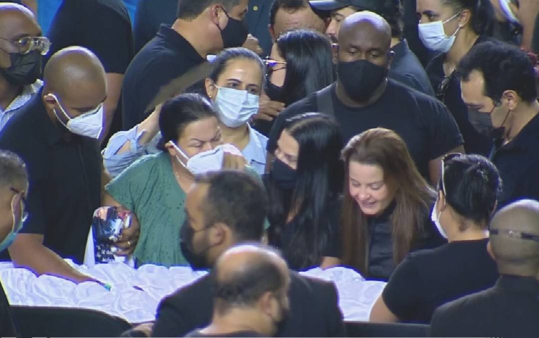 Multidão acompanha velório de Marilia Mendonça