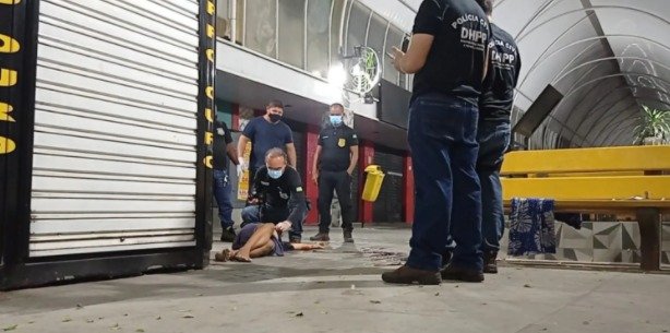 Mulher é morta com facada no peito na Rua Climatizada