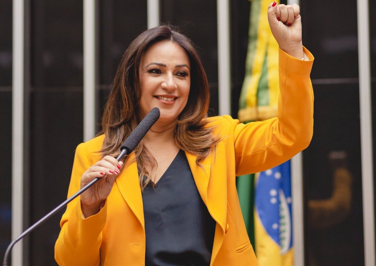 Rejane Dias comemora sanção da Lei que cria Vale-Gás