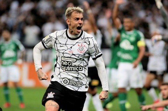 Com gol no último lance, Corinthians vence a Chapecoense