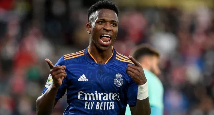 Vinícius Jr brilha e Real goleia e vira líder no Espanhol