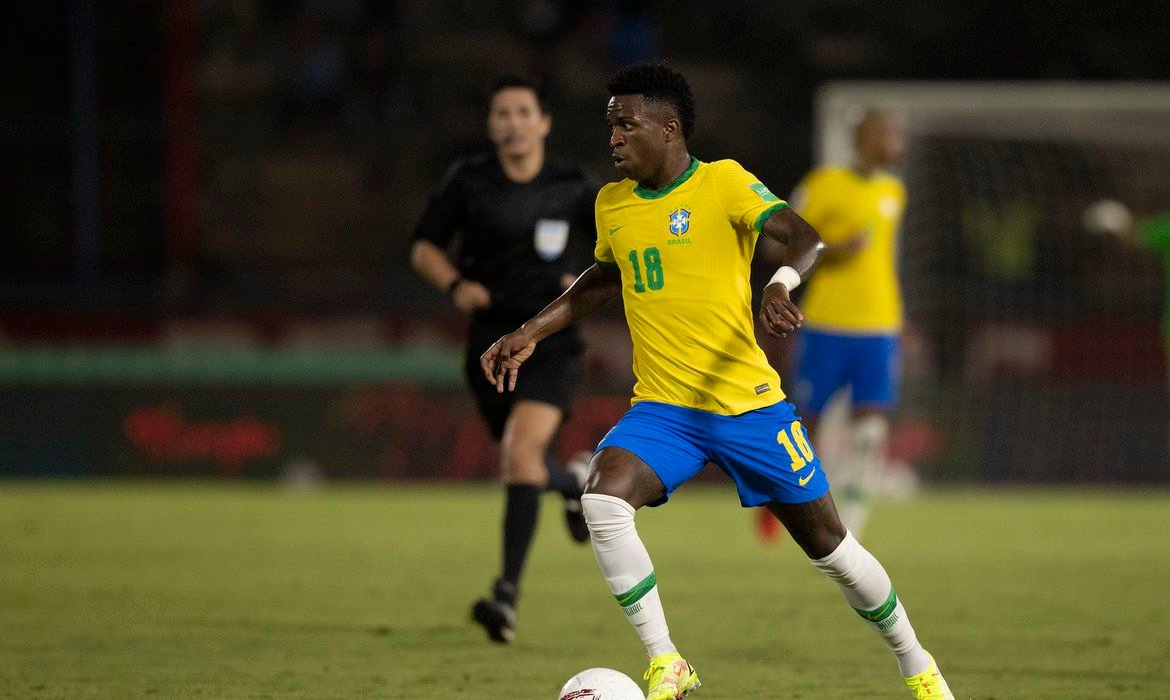 Tite convoca Vinícius Jr para seleção após corte de Firmino por lesão
