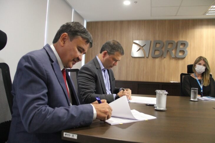 Wellington Dias assina empréstimo de R$ 79 mi com o Banco de Brasília