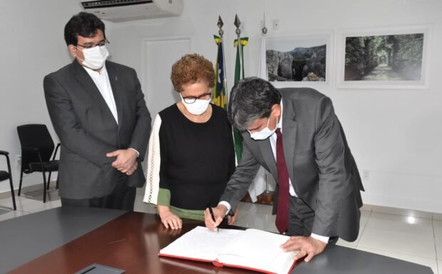 Governador viaja para Escócia e Regina Sousa assume o governo