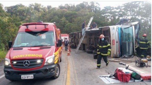 Ônibus tomba em rodovia de SP; seis pessoas morrem, dizem Bombeiros