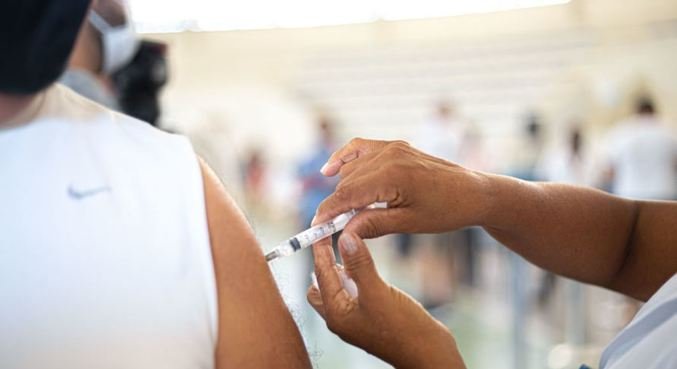 Governo proíbe adoção de cartão de vacinação pelas empresas