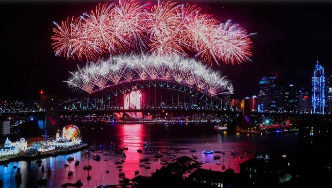 Austrália e Nova Zelândia celebram chegada de 2022 com fogos e luzes