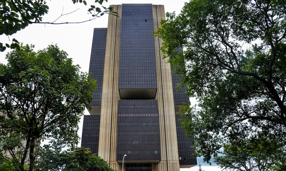 Pandemia e crise hídrica fizeram inflação estourar meta, diz BC