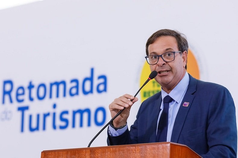 Ministro do Turismo é barrado em museu por não apresentar comprovante de vacinação