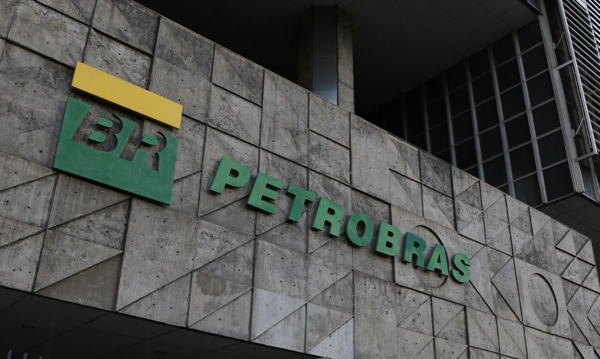 Petrobras reduz preço da gasolina para distribuidoras