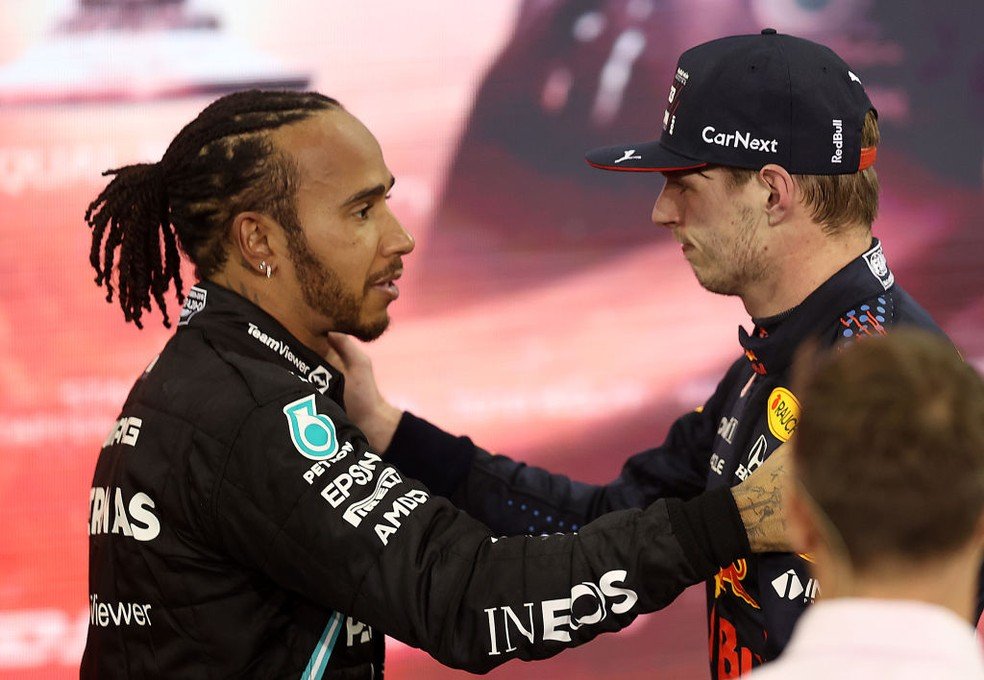 F1: Verstappen passa Hamilton na última volta e é campeão