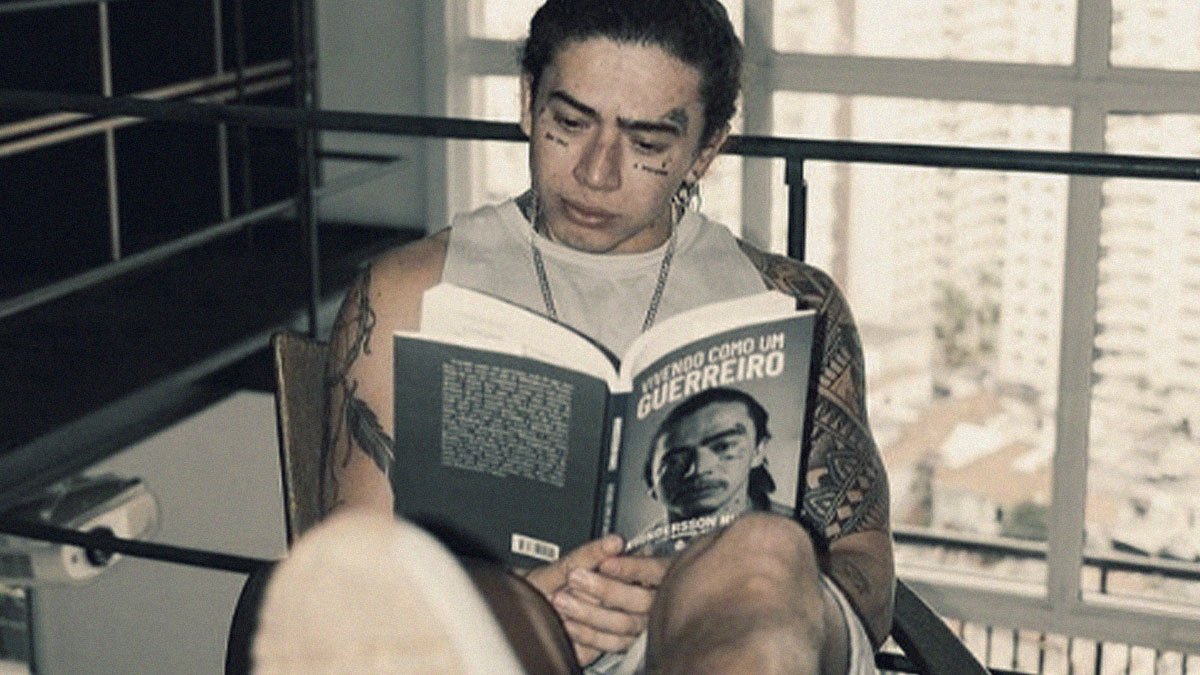 Whindersson Nunes lança livro e recebe fãs em shopping