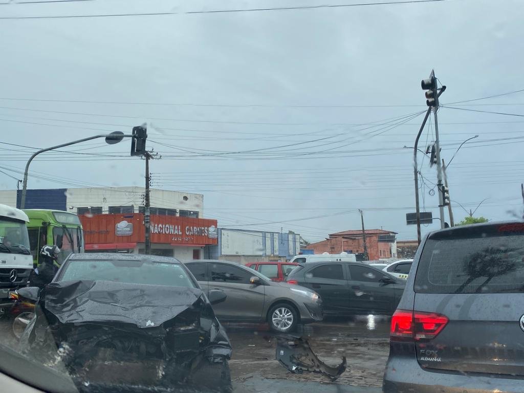 Colisão entre caminhão e carro de passeio deixa o trânsito caótico na Miguel Rosa