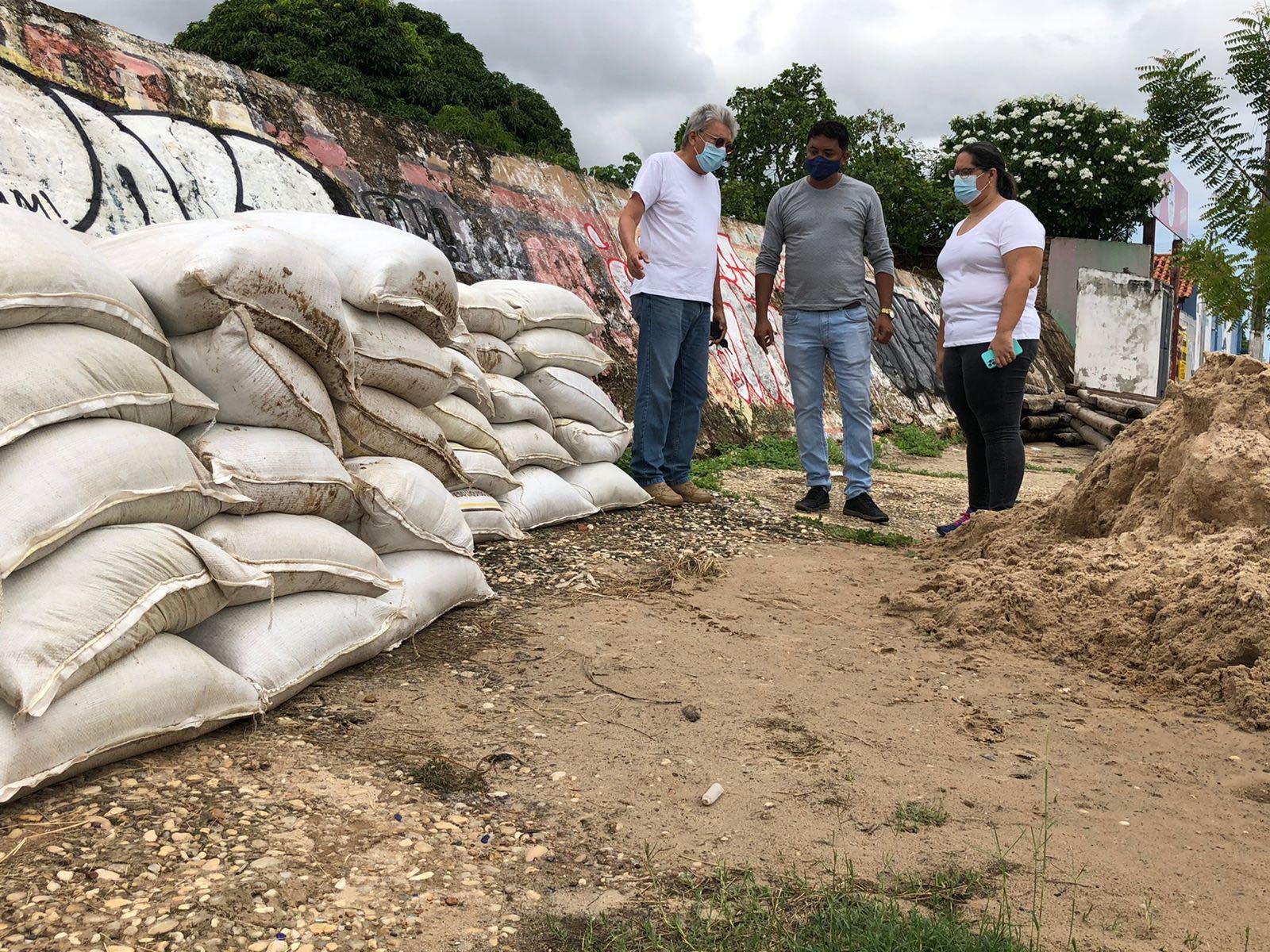 Prefeitura de Teresina instala barreiras para conter águas do rio Poti