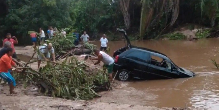 Cinco pessoas morrem após veículo cair em riacho em Altos