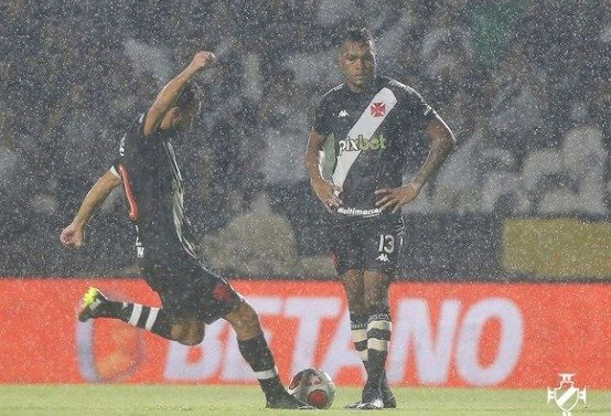 Vasco vence Bangu com homenagens a Petrópolis
