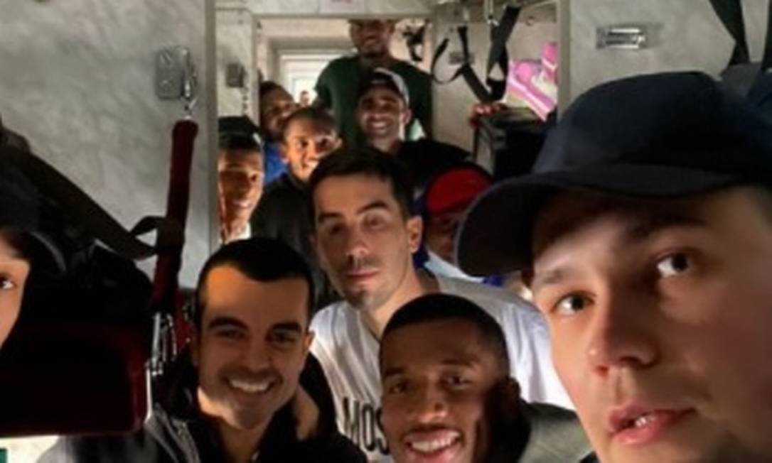 Atletas brasileiros saem de bunker em comboio e pegam trem para deixar Kiev