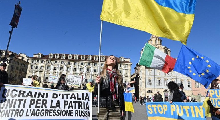 Manifestantes de vários países saem às ruas em solidariedade à Ucrânia