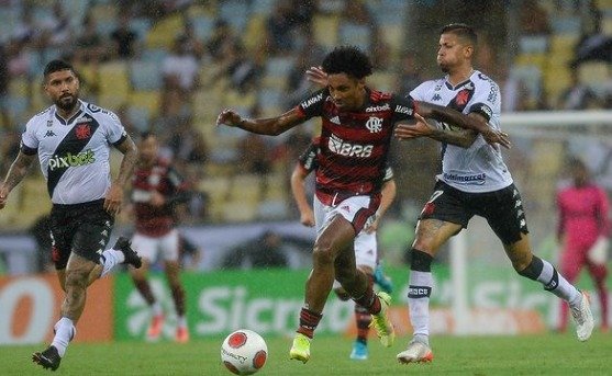 Flamengo vence Vasco e vai à final do Carioca
