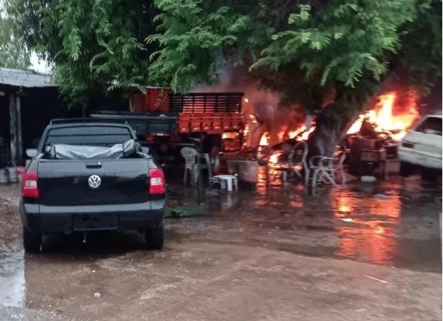 Incêndio atinge três veículos em oficina mecânica na zona Norte de Teresina