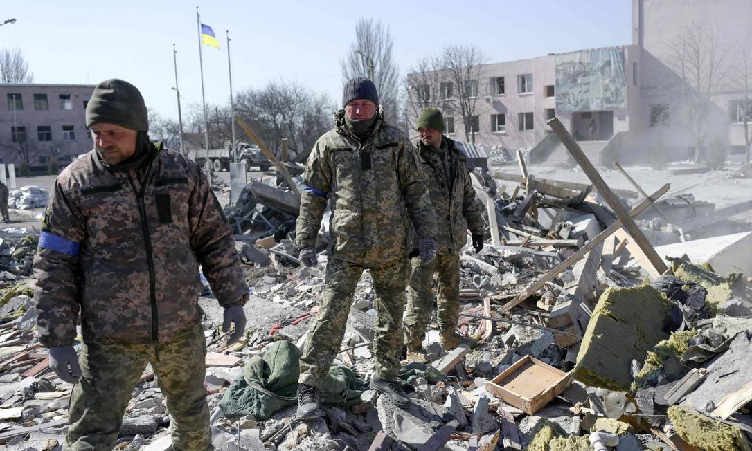 Mísseis russos matam dezenas de soldados em quartel, diz Ucrânia