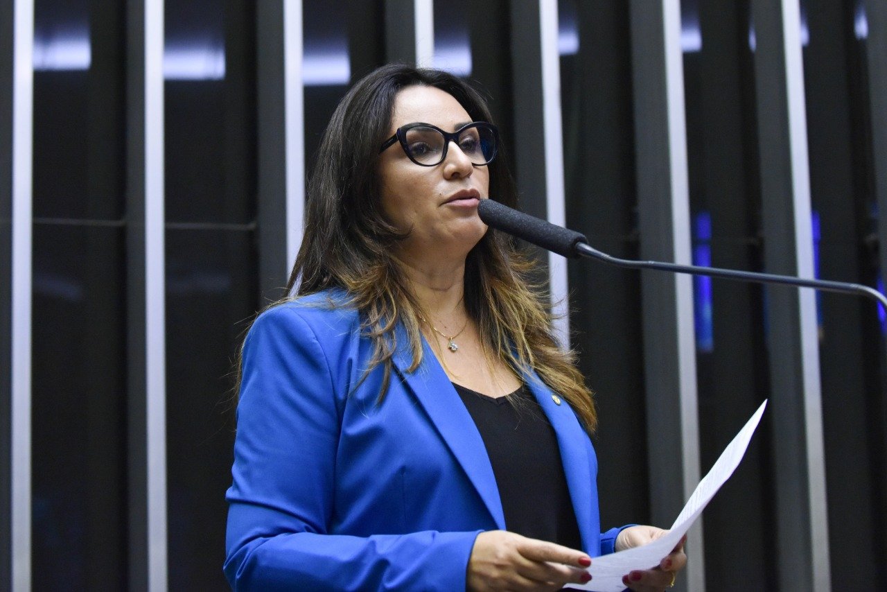 Rejane Dias apresenta emendas à MP do Auxílio Brasil