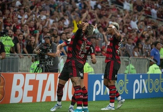 Flamengo supera o Fluminense de virada, com gol de Andreas e apoio a Hugo
