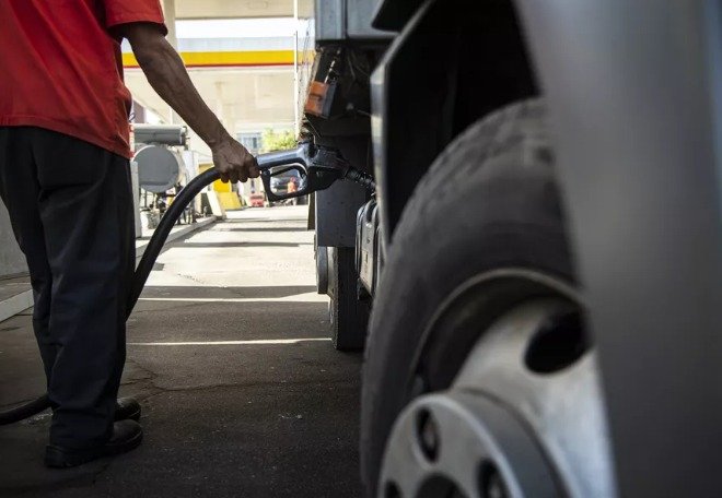 Governo e Congresso criam auxílio de R$ 400 para caminhoneiros e aumentar vale-gás