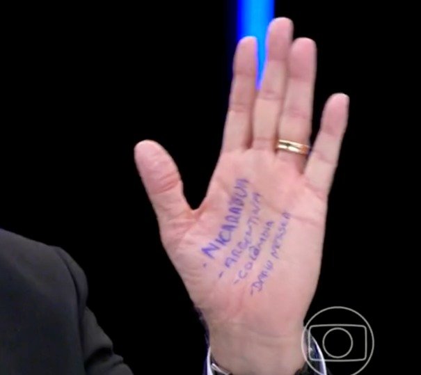 Bolsonaro provoca “Globo” com nome de doleiro em cola na mão
