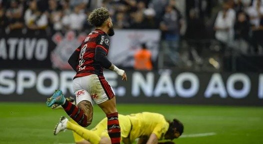 Libertadores: Flamengo vence o Corinthians por 2 a 0 e fica perto da vaga