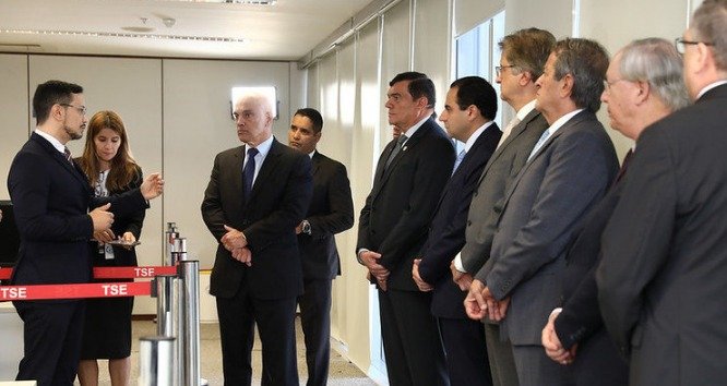 TSE abre sala de totalização de votos a partidos e entidades