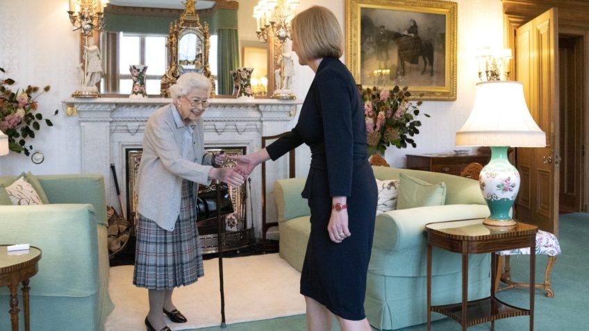 Liz Truss assume cargo de primeira-ministra do Reino Unido