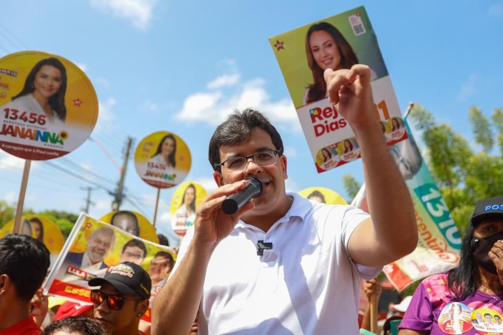 Rafael Fonteles vota na zona Leste de Teresina e acompanha apuração em sua residência