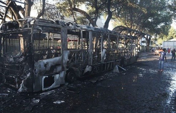 Justiça concede liberdade a autista acusado de atear fogo em ônibus em Teresina