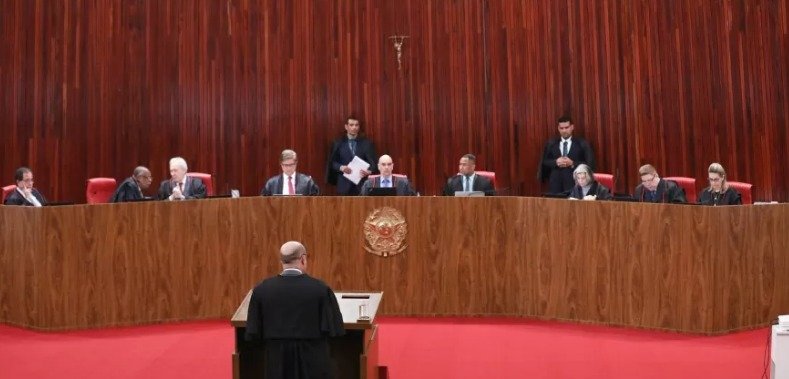 TSE manda apagar post contra Lula e veta ligação de Bolsonaro a canibalismo