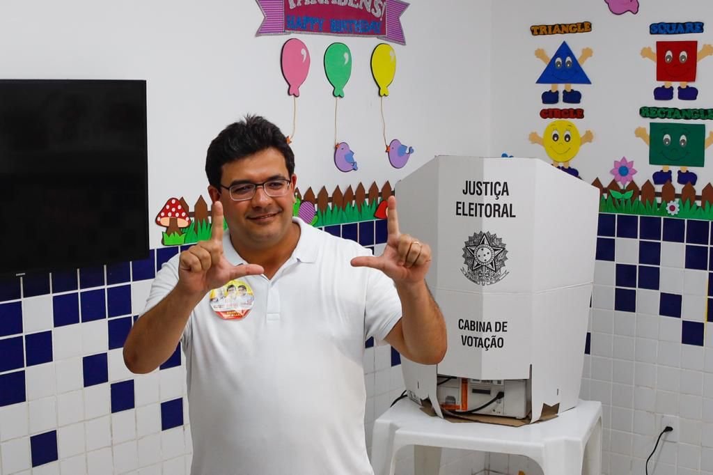 Rafael Fonteles vota na zona de Teresina e acredita em vitória no primeiro turno