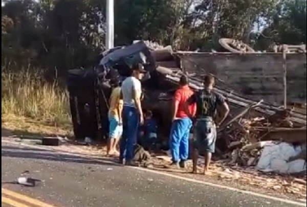 Caminhão carregado de telhas e tijolos tomba e deixa três mortos em União