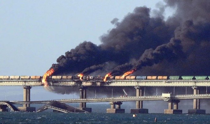 Explosão destrói parte de ponte que liga Rússia à Crimeia