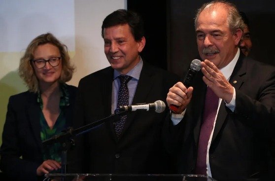 Ministro da Defesa do governo Lula será civil, diz Aloizio Mercadante