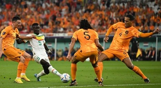 Holanda vence Senegal por 2 a 0 na estreia