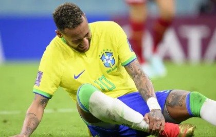 Lesionados, Neymar e Danilo estão fora da fase de grupos da Copa do Mundo