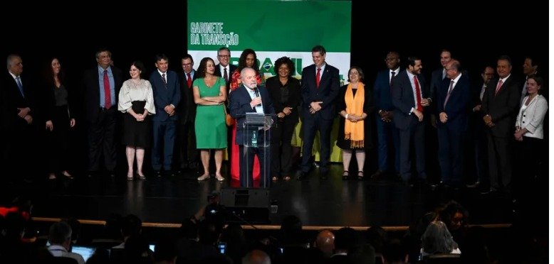 Lula anuncia 16 ministros e conclui formação de novo governo
