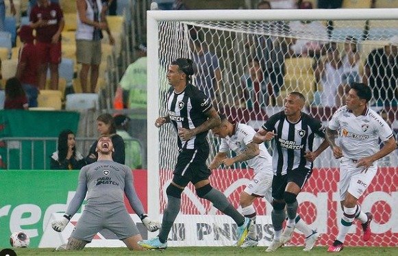 Botafogo vence o Fluminense pelo Carioca