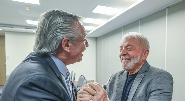 Na Argentina, Lula e Fernández defendem uma moeda comum para América Latina
