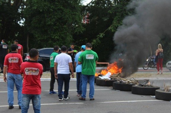 Motoristas e cobradores realizam protesto em Teresina