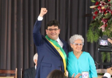 Regina Sousa passa faixa de governador para Rafael Fonteles