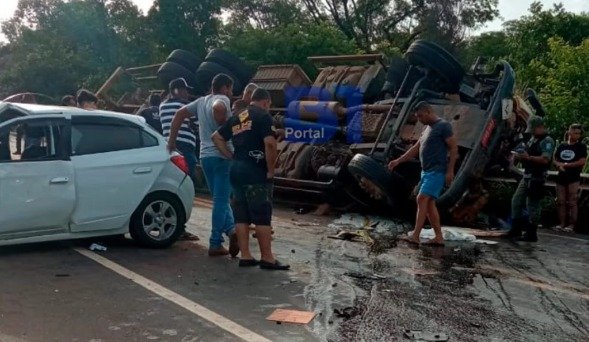 Colisão entre caminhão e carro de passeio deixa homem morto no Sul do Piauí