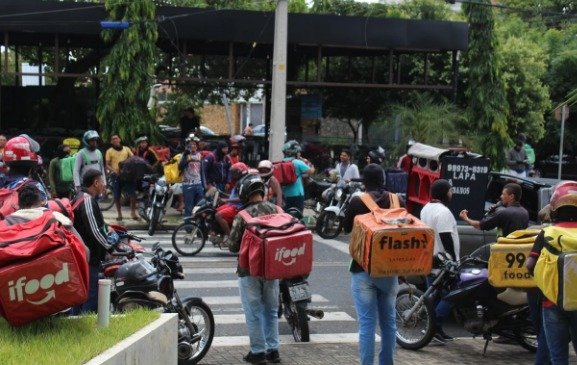 Motoristas e entregadores por aplicativo protestam em Teresina